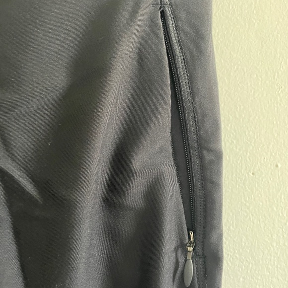 Under Armour Black Compression Capri Leggings with Pocket - Picture 3 of 4